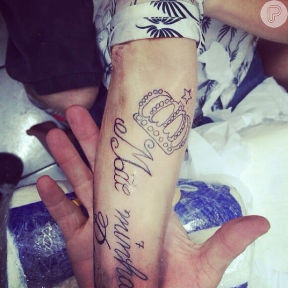 Bárbara Evans começou nesta quinta-feira, 19 de dezembro de 2013, o tratamento para remover a tatuagem dos dois antebraços