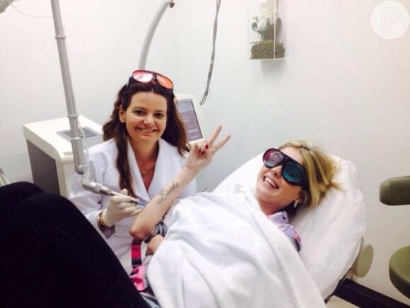 A modelo Bárbara Evans já iniciou um tratamento na clínica Paula Bellotti para apagar as tatuagens que fez nos dois antebraços