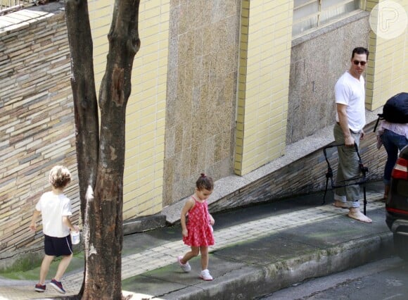 Matthew McConaughey olha os filhos Levi, de 6, Vida, de 3 anos