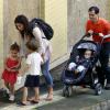 Camila Alves ao lado dos filhos Levi, de 6, Vida, de 3 anos, e Livingston, de 11 meses