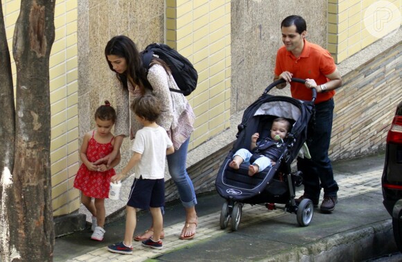 Camila Alves ao lado dos filhos Levi, de 6, Vida, de 3 anos, e Livingston, de 11 meses