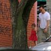 Matthew McConaughey caminha pela rua com a filha Vida, fruto de seu relacionamento com Camila Alves