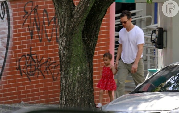 Matthew McConaughey caminha pela rua com a filha Vida, fruto de seu relacionamento com Camila Alves