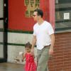 Matthew McConaughey passeia descalço com a filha Vida, de 3 anos, pelas ruas de Belo Horizonte, na manhã desta sexta, 20 de dezembro de 2013