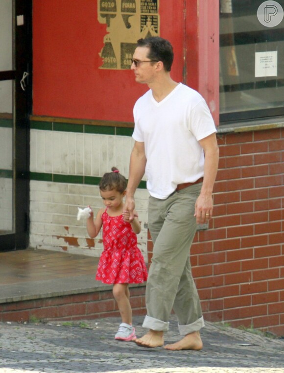 Matthew McConaughey passeia descalço com a filha Vida, de 3 anos, pelas ruas de Belo Horizonte, na manhã desta sexta, 20 de dezembro de 2013
