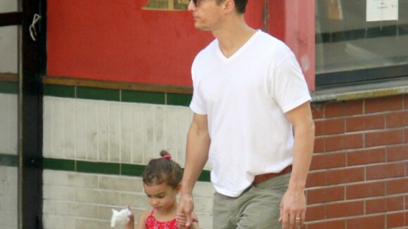Matthew McConaughey passeia com Camila Alves e os três filhos por Belo Horizonte