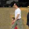 Matthew McConaughey caminha com a filha