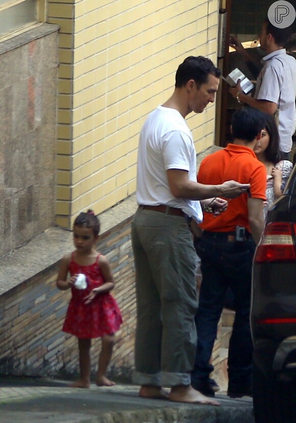Matthew McConaughey tranca o carro, estaciona em uma rua de Belo Horizonte