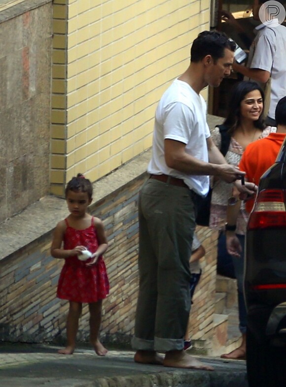Matthew McConaughey estaciona carro na rua e desce com os filhos