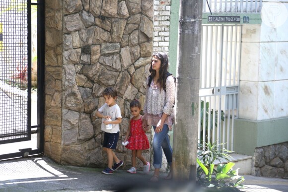 Camila Alves ao lado dos filhos mais velhos