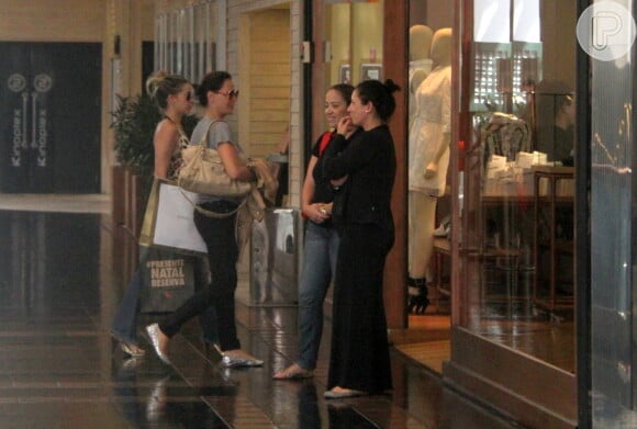 Danielle Winits e Carolina Ferraz passeiam em shopping do Rio de Janeiro