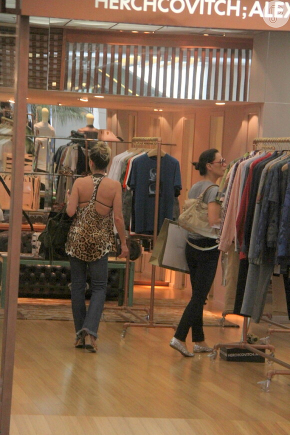 Danielle Winits e Carolina Ferraz escolhem roupas em loja
