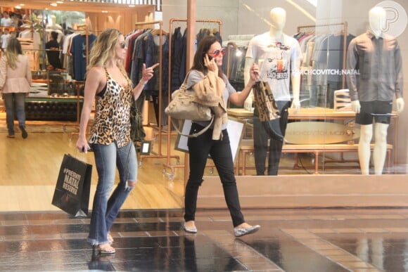Danielle Winits é fotografada ao lado de Carolina Ferraz em shopping