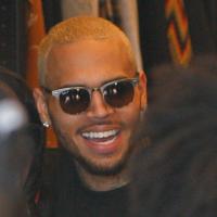Chris Brown sai da rehab para participar de evento em prol de crianças carentes
