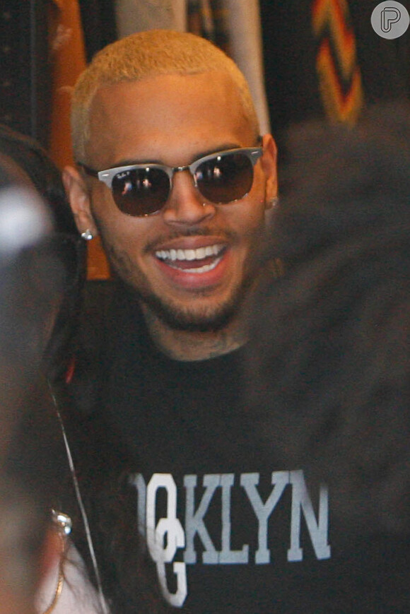 Chris Brown participa de evento em prol de crianças carentes, em Los Angeles, em 22 de dezembro de 2013
