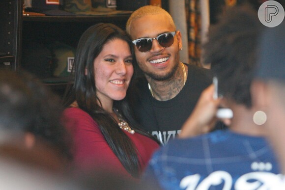 Chris Brown tira foto com fãs em evento de caridade