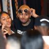 Chris Brownfaz careta em evento de caridade em seu dia livre da clínica de reabilitação
