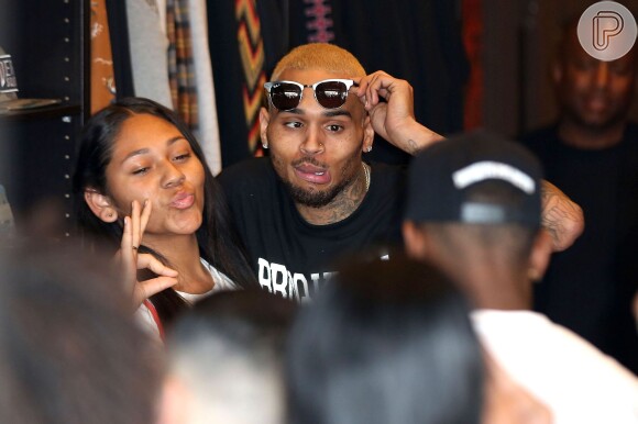 Chris Brownfaz careta em evento de caridade em seu dia livre da clínica de reabilitação
