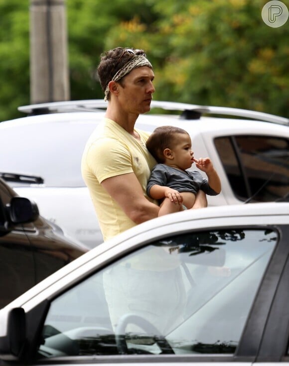 Matthew McConaughey carrega o pqueno Livingston, de apenas 11 meses, no colo