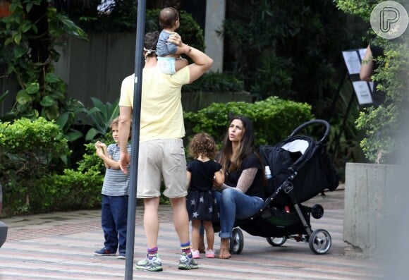 Matthew McConaughey e Camila Alves descansam com os três filhos em rua de Belo Horizonte, em Minas Gerais