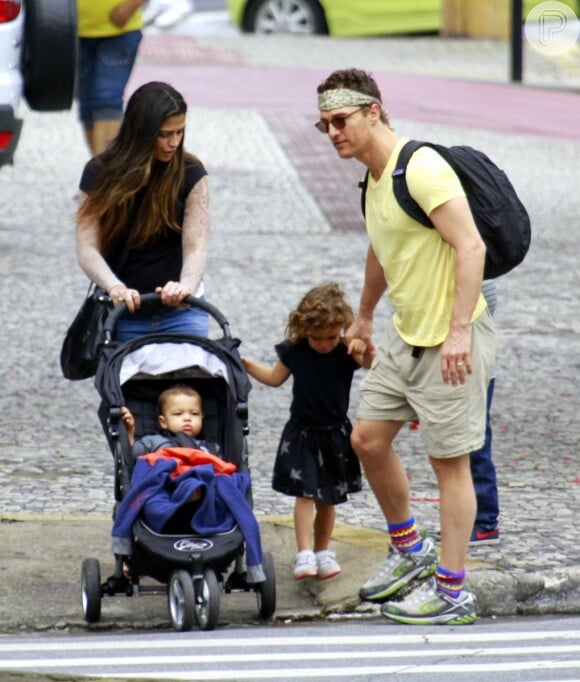 Matthew McConaughey e Camila Alves passeiam com os filhos pelas ruas de Belo Horizonte, em Minas Gerais