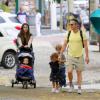 Matthew McConaughey e Camila Alves passeiam com os filhos pelas ruas de BH, em 24 de dezembro de 2013