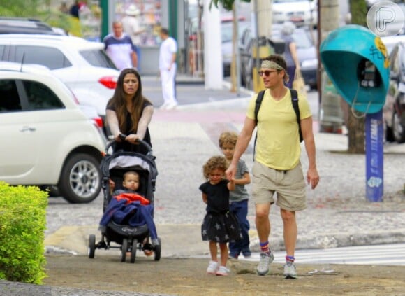 Matthew McConaughey e Camila Alves passeiam com os filhos pelas ruas de BH, em 24 de dezembro de 2013