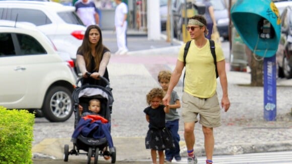 Matthew McConaughey e Camila Alves vão a churrascaria com os filhos em BH