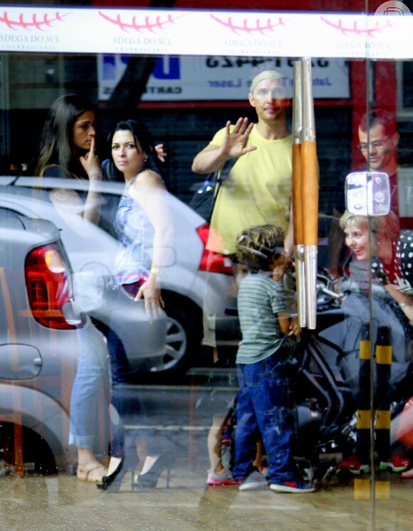 Matthew McConaughey e Camila Alves almoçam com os filhos em uma churrascaria de Belo Horizonte