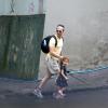 Matthew McConaughey caminha com a filha, Vida, de 3 anos
