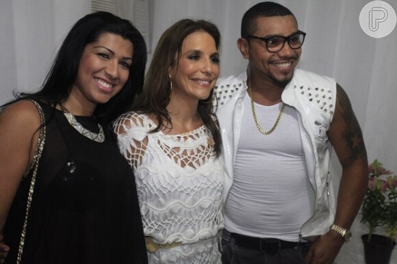 Ivete Sangalo posa com Mulher Moranguinho e Naldo no Bahia Café Hall, em Salvador