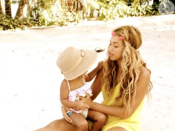 Blue Ivy curtiu praia com Beyoncé, que divulgou uma foto delas em julho