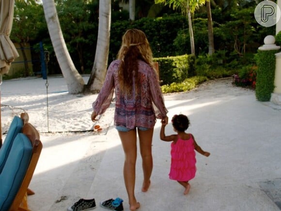 Blue Ivy foi fotografada passeando com sua mãe, Beyoncé. Qual das duas é mais linda?