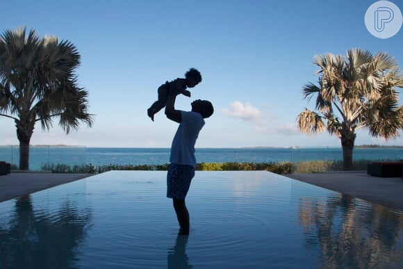 Blue Ivy brincou com o papai, Jay-Z, em ambiente litorâneo