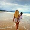Beyoncé caminha com a filha, Blue Ivy, de 1 ano, no colo, em praia brasileira no clipe da música 'Blue'