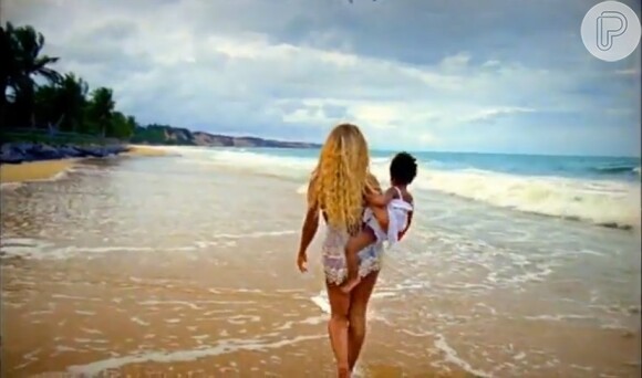 Beyoncé caminha com a filha, Blue Ivy, de 1 ano, no colo, em praia brasileira no clipe da música 'Blue'