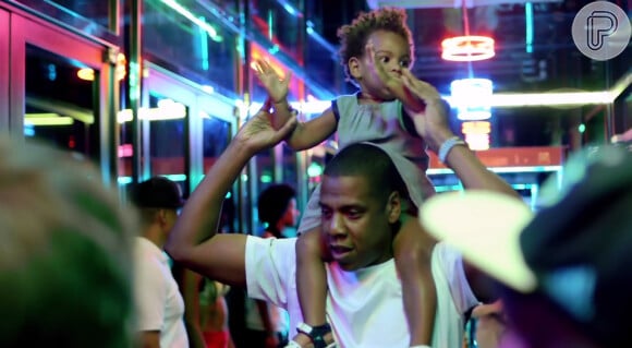 Blue Ivy brinca na garupa do pai, Jay-Z