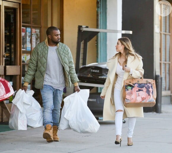 Kim Kardashian passeia com Kanye West um dia após o Natal com sua bolsa Birkin da grife francesa Hermès, presente de Natal do noivo, em 26 de dezembro de 2013