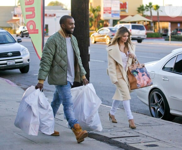 Kim Kardashian e Kanye West fazem compras de Natal e a socialite exibe sua nova bolsa