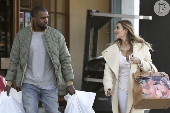 Kim Kardashian e Kanye West caminham juntos em Los Angeles, nos Estados Unidos