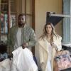Kim Kardashian e Kanye West saem lotados de compras de loja de esportes