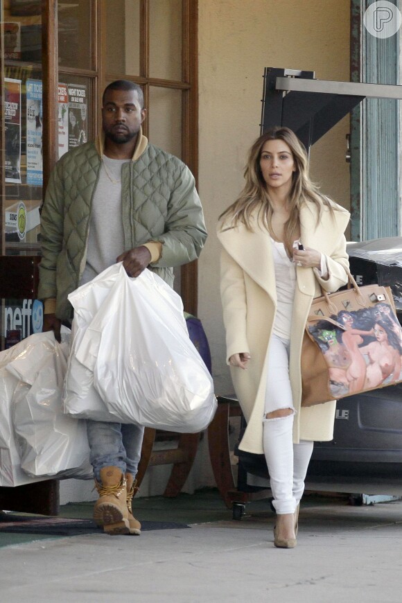 Kim Kardashian e Kanye West saem lotados de compras de loja de esportes