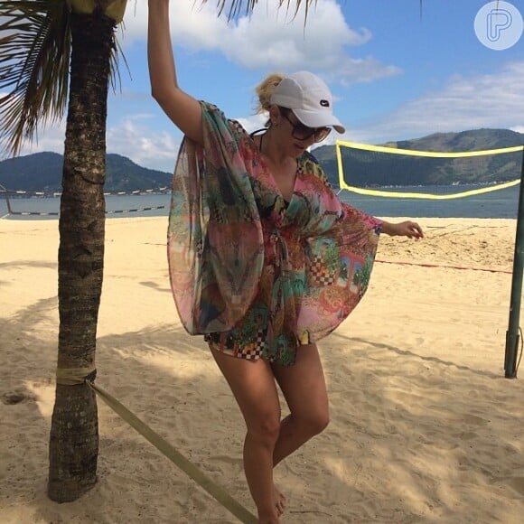 A atriz se diverte na praia de Angra dos Reis, onde vai passar a virada do ano acompanhada do namorado, do filho e familiares