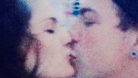 Di Ferrero assume namoro com Isabelli Fontana com foto de beijo no Instagram