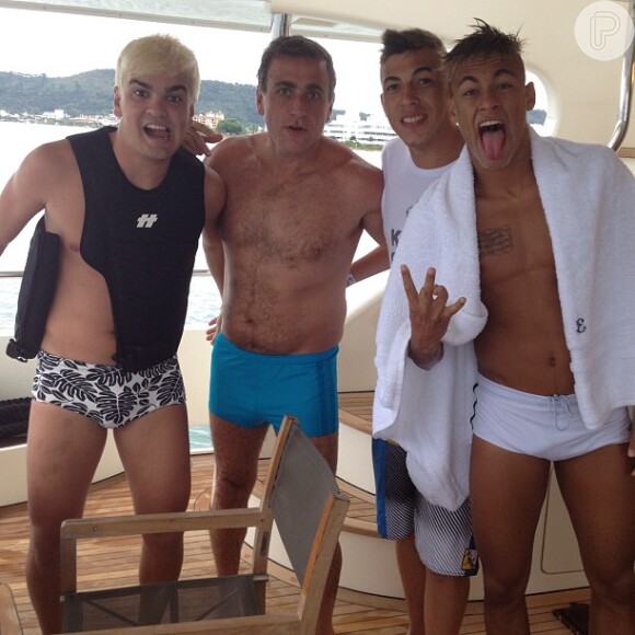 Neymar passeia de barco com amigos em Jurerê Internacional, em Florianópolis