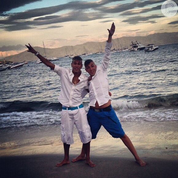 Neymar e o amigo Guilherme Pitta curtem o nascer do sol em Jurerê