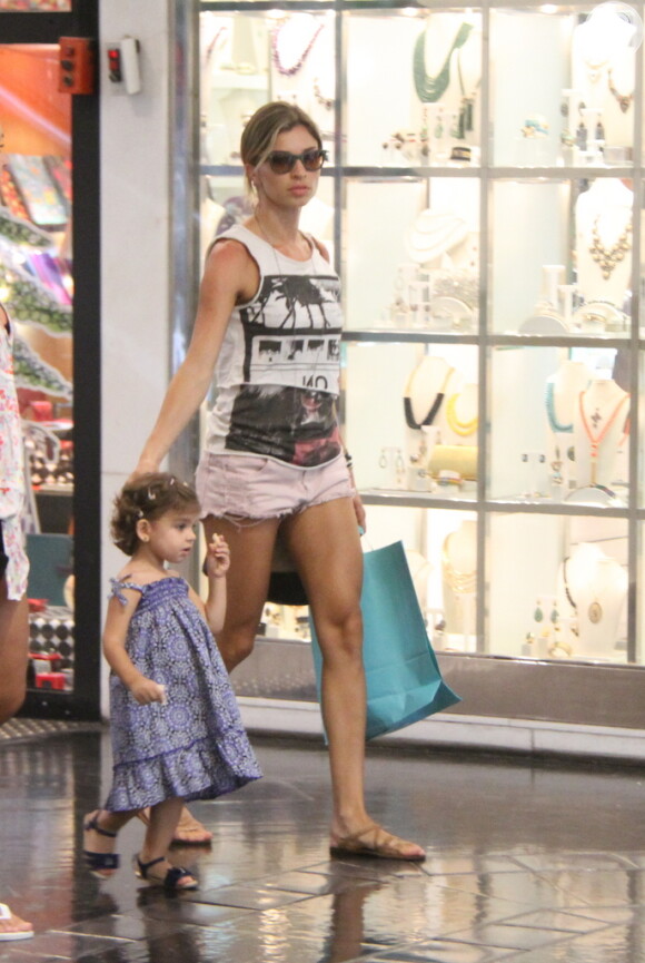 Grazi Massafera passeou com Sofia, de 1 ano e 7 meses, no shopping Fashion Mall, em São Conrado, Zona Sul do Rio de Janeiro, nesta segunda-feira, 30 de dezembro de 2013