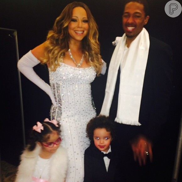 Mariah Carey postou uma foto com o marido e os filhos antes de se apresentar no programa 