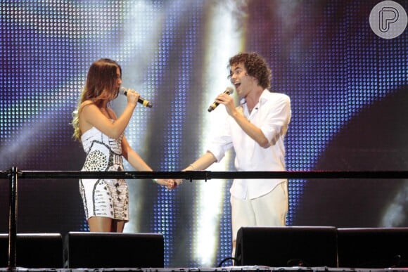 Sam Alves e Marcela Bueno repetiram dueto feito no The Voice na festa de Réveillon na Avenida Paulista