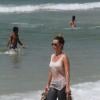 Com corpo em forma, Juliana Didone arranca olhares de banhista na praia da Barra da Tijuca, no Rio, nesta sexta-feira (3)